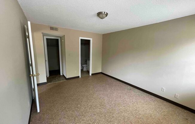 1 bed, 1 bath, 560 sqft, $500