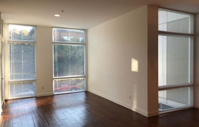 1 bed, 1 bath, 859 sqft, $1,200, Unit 215