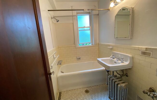 Studio, 1 bath, 400 sqft, $845, Unit 114