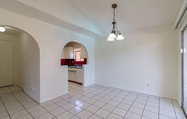 Great 3 bedroom, 2.5 bath home in convenient Chandler location!