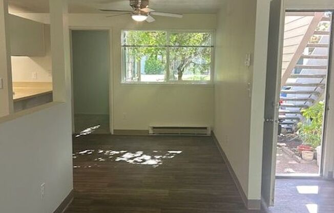 2 beds, 1 bath, 740 sqft, $1,600, Unit 335-230