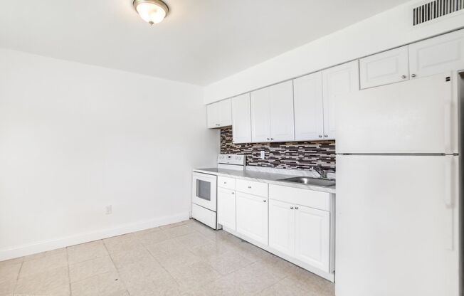 2 beds, 1 bath, 783 sqft, $1,995, Unit 19