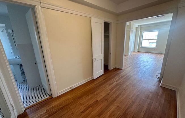 1 bed, 1 bath, 572 sqft, $1,400, Unit Old King Edward 37