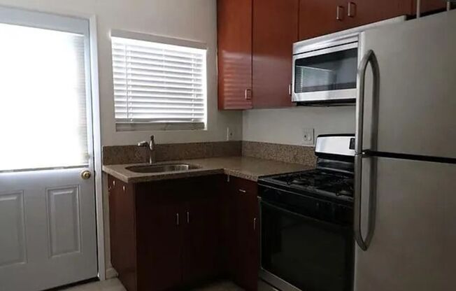 1 bed, 1 bath, 615 sqft, $2,600, Unit 3323 Barham Blvd