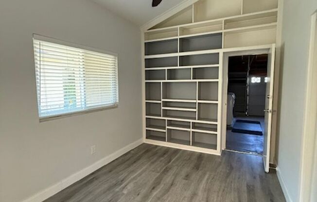 3 bedroom End Unit Feels Like SFR