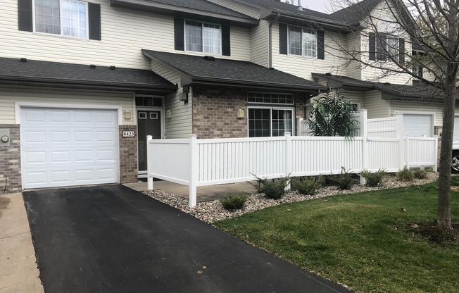 Beautiful 2 Bedroom Eden Prairie Town Home. Perfect Location!