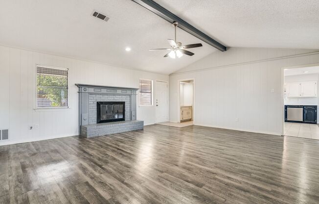 Beautiful 3-Bed, 2.5-Bath Home in Garland – Spacious Layout & Fantastic Amenities!
