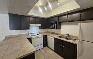1 Bedroom Condo - Scottsdale - Updated - Ground level - In unit washer/dryer
