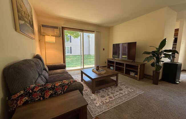 2 beds, 1 bath, 950 sqft, $2,350, Unit 7709CA