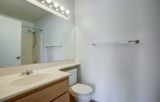 2 beds, 2 baths, $1,600, Unit Unit B