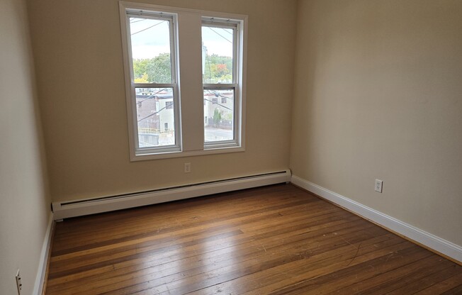 3 beds, 1 bath, 1,400 sqft, $2,900, Unit 3