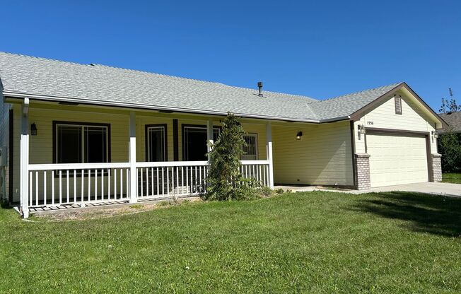 Charming Single-Level Home in Eagle with 3 Bedrooms and 2 Bathrooms! | $600 OFF FIRST MONTH'S RENT!!