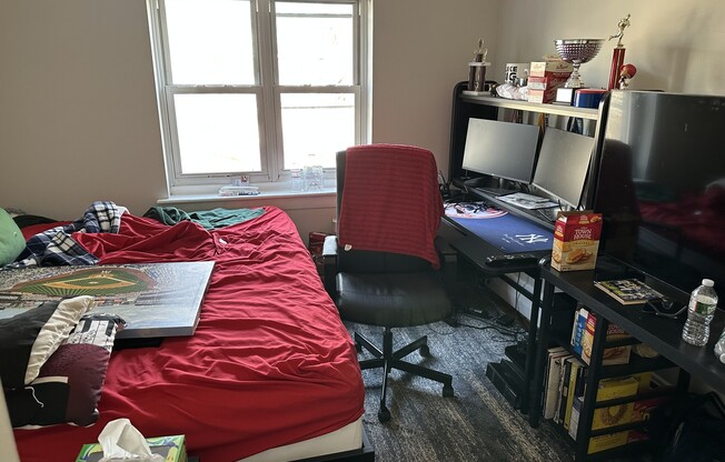 2 beds, 1 bath, $2,930, Unit 4