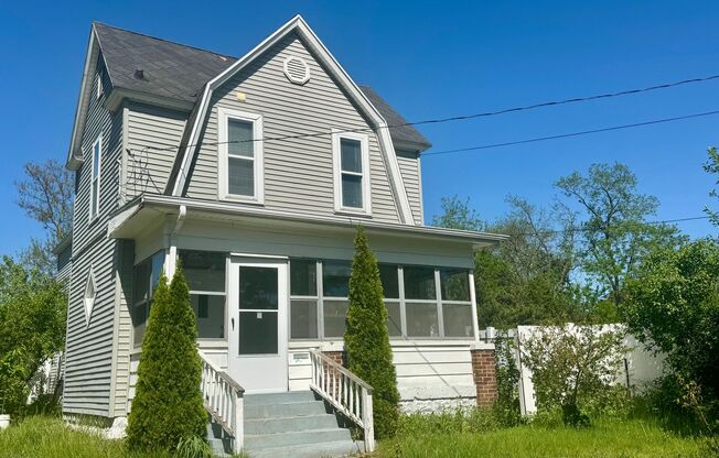 527 James SE- Water included. Huge deck. Main floor laundry. Modern kitchen.