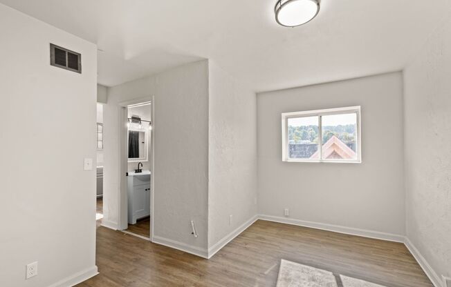 1 bed, 1 bath, 800 sqft, $699, Unit 103 W Lincoln Ave #7