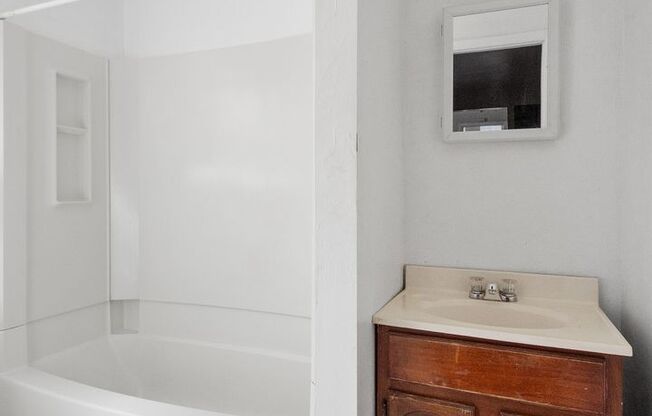 1 bed, 1 bath, 800 sqft, $849, Unit 103 W Lincoln Ave #1