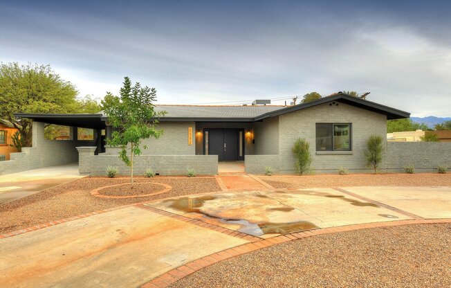 Pre Lease August 2025 Gorgeous Total Remodel in Central Tucson, A/C, Pool, 5 minutes from UofA, New Appliances