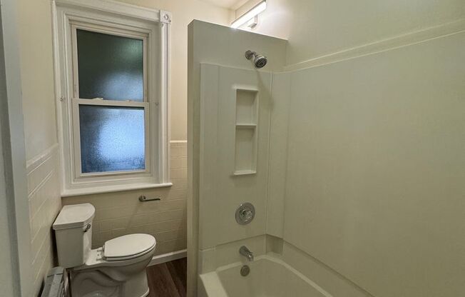 3 beds, 1 bath, $1,595, Unit 3rd Floor