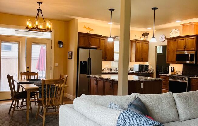 Home Away From Home ^ Pet Friendly, Near Downtown Bend & Trails
