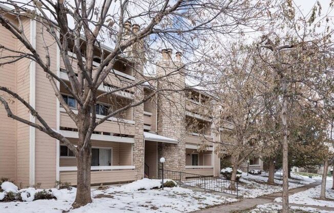 2nd Floor 1bed/1bath with Laundry and Parking!