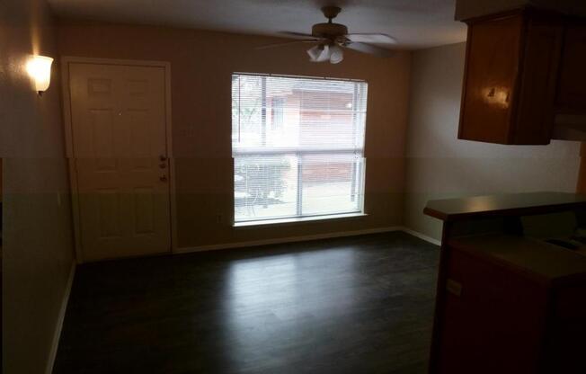 2306 E 8 ST