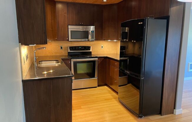 NE Portland~Near Legacy Emanuel & Providence Medical - 2 Bedrooms 2 Baths Condo w/ Reserved Parking & Washer & Dryer!