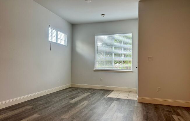 Charming Studio with AC and Secure Mailbox!