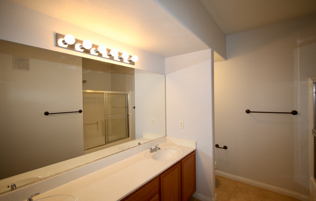 2 beds, 2 baths, $1,800, Unit 1512