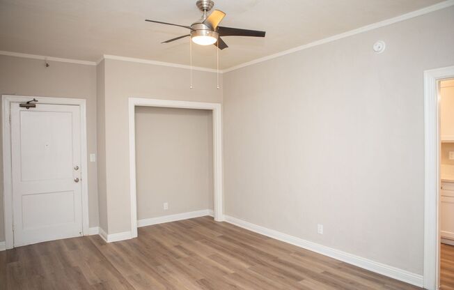 Studio, 1 bath, 450 sqft, $1,375, Unit 307