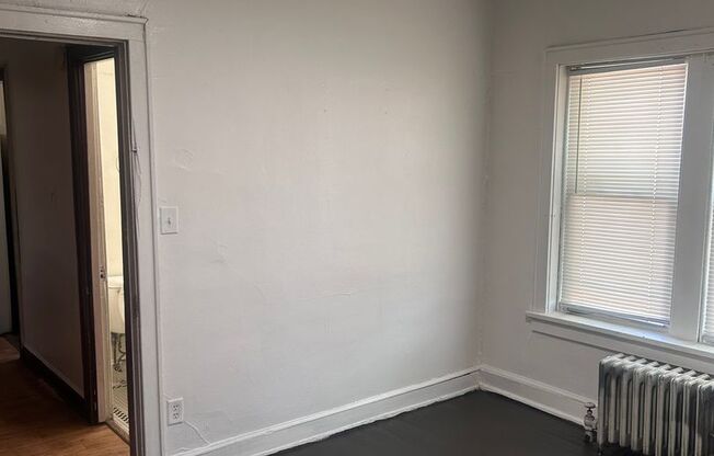 Spacious 1BR Apartment With a Security Deposit Program