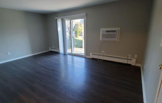 2 beds, 1 bath, $975, Unit 9