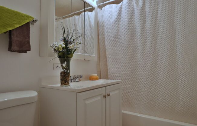 2 beds, 1.5 baths, 920 sqft, $925, Unit 1420 West Glen Avenue Apt 305