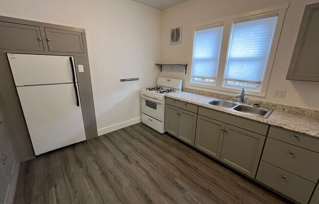 2 beds, 1 bath, 900 sqft, $1,750, Unit 1