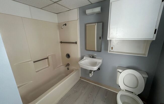 1 bed, 1 bath, 600 sqft, $550, Unit 404