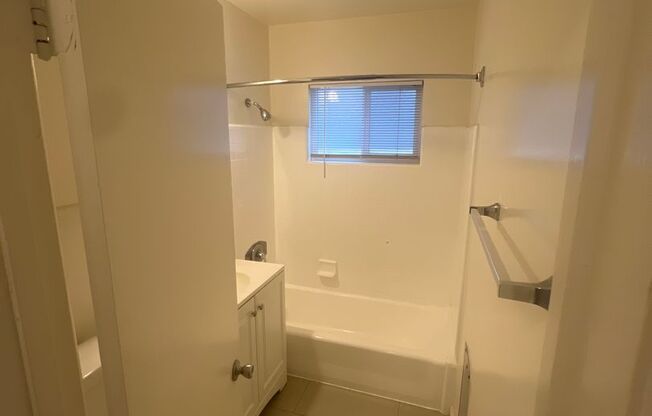 1 bed, 1 bath, $2,000, Unit 12