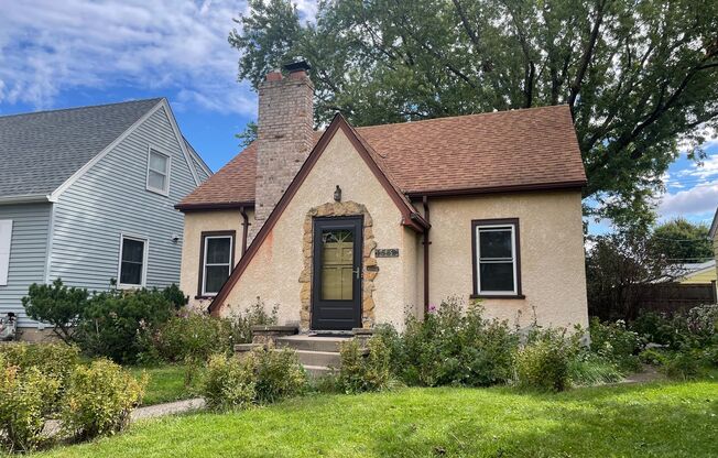 The Cutest 3-Bedroom Tudor - One Block From Como Golf Course