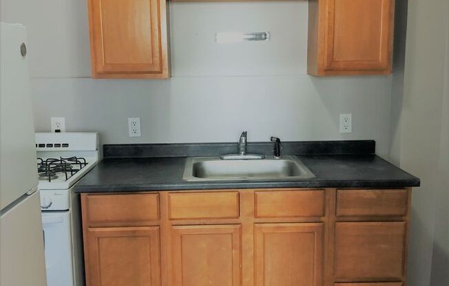 2 beds, 1 bath, $1,300, Unit 443 - 3