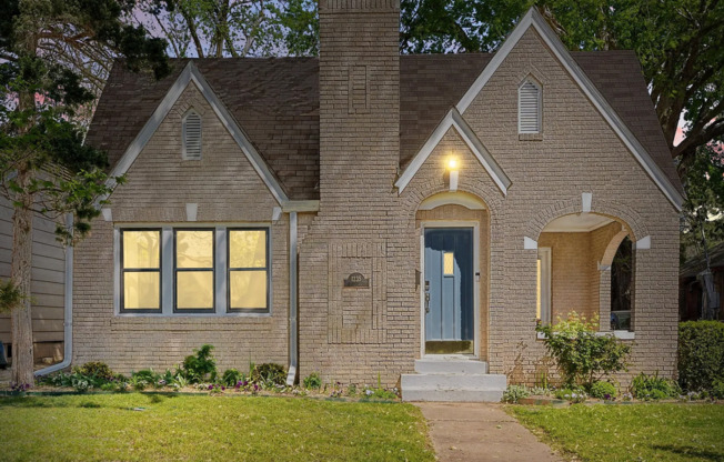Beautiful 2 Bedroom with Large Mature Trees