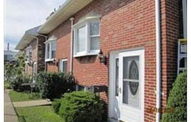 Life is better by the beach! Beach side townhouse 3bed 2.5 bath 1 garage,  master suite with private bath and kitchen.