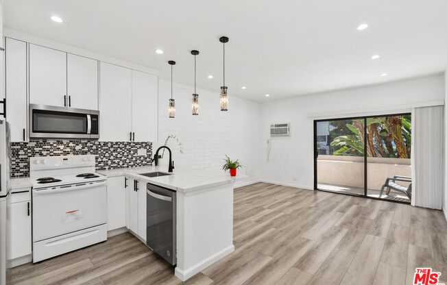 Studio, 1 bath, 403 sqft, $2,499, Unit 217