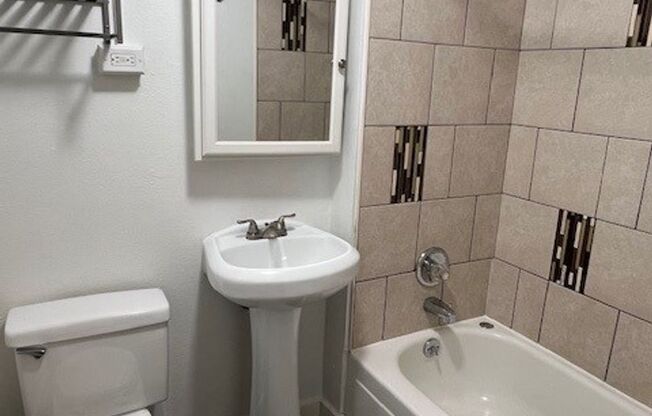 Studio, 1 bath, 340 sqft, $1,175, Unit 606