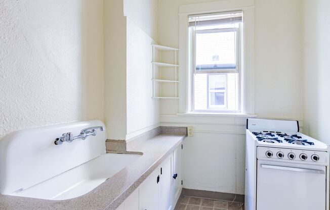 Studio, 1 bath, 332 sqft, $975, Unit 304