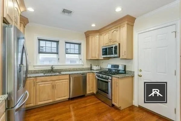 16 ELIOT CRES