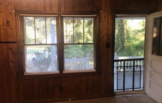 1032 HWY 54 W: Quaint & cozy 1BD, 1BA home that has lake view. Short distance to hospital, shopping, & restaurants. AVAILABLE NOW!