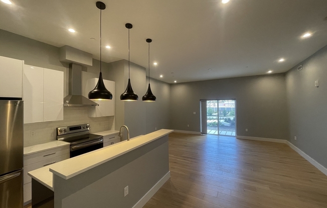 2 beds, 2 baths, 918 sqft, $3,595, Unit 220