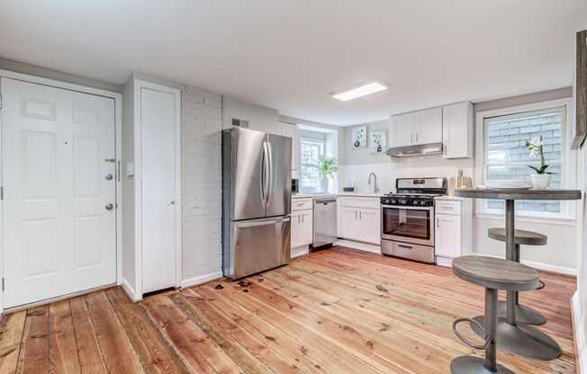 2 Level Condo with parking, close to metro, utilities included!