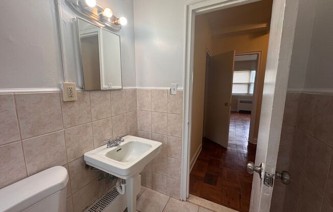 2 beds, 1 bath, $1,050, Unit A61