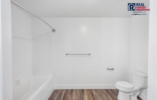 3 beds, 1 bath, 1,000 sqft, $1,000, Unit #209