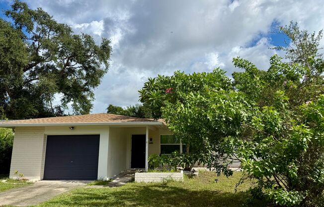 3/2/1 Single family home mins from the beach! BONUS ROOM