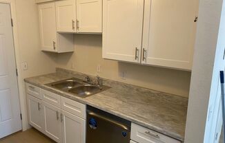 2 beds, 1 bath, 864 sqft, $1,050, Unit 3241 E. Water St.